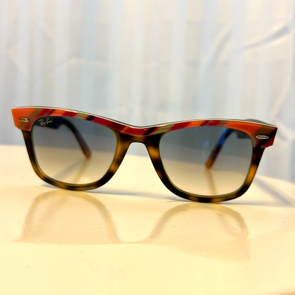 Ray-Ban Wayferer tortoiseshell sunglasses with pink patterned accent and case